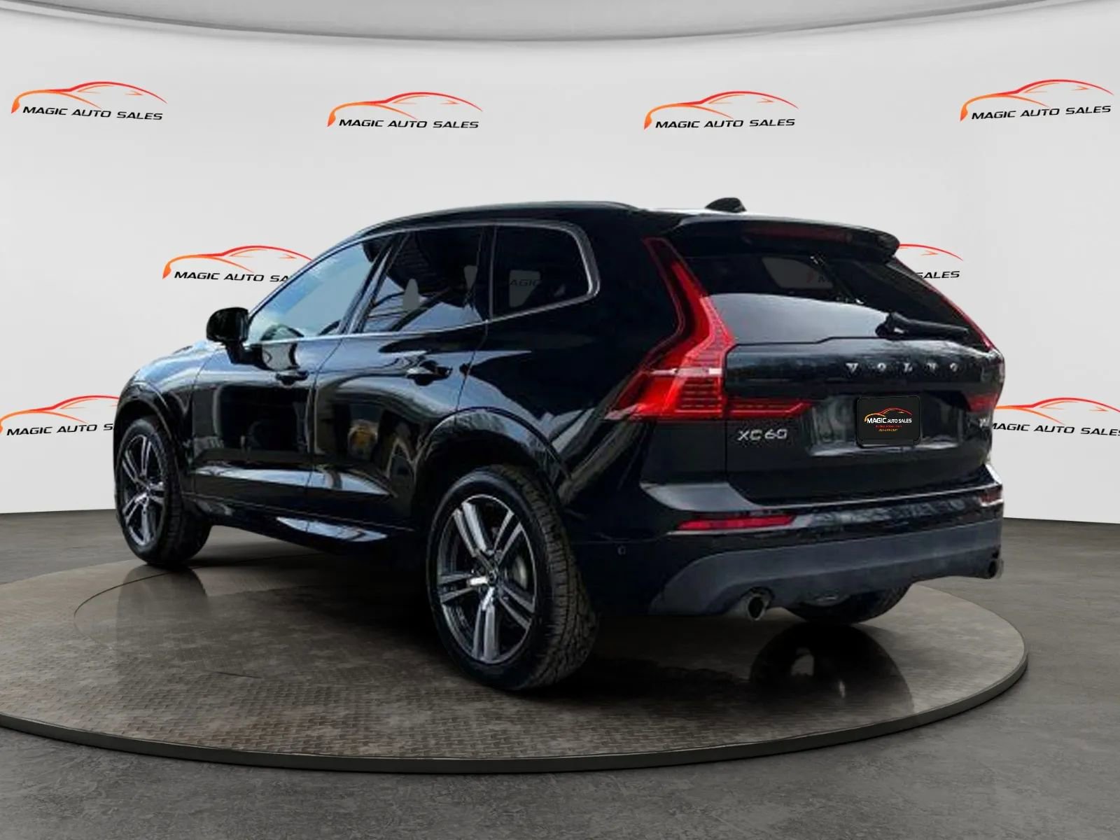 Used 2019 Volvo XC60 T5 Momentum w/ Multimedia Package AWD/4WD image 4