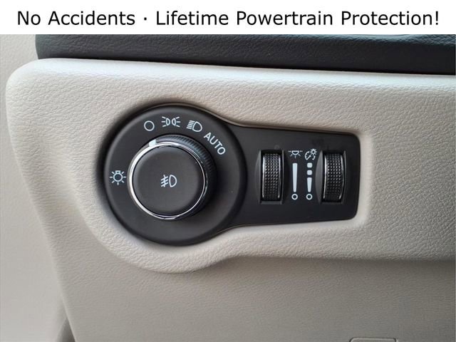 Used 2024 Chrysler Pacifica Touring-L image 15