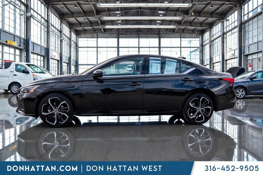 Used 2024 Nissan Altima 2.5 SR FWD image 2