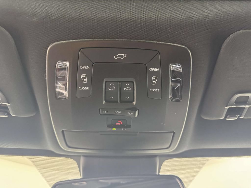 Used 2025 Toyota Sienna XLE Woodland Edition AWD/4WD image 25