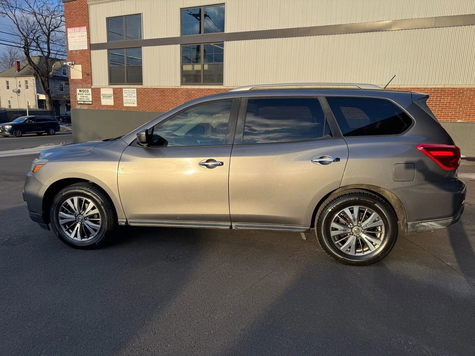 Used 2017 Nissan Pathfinder SV image 3