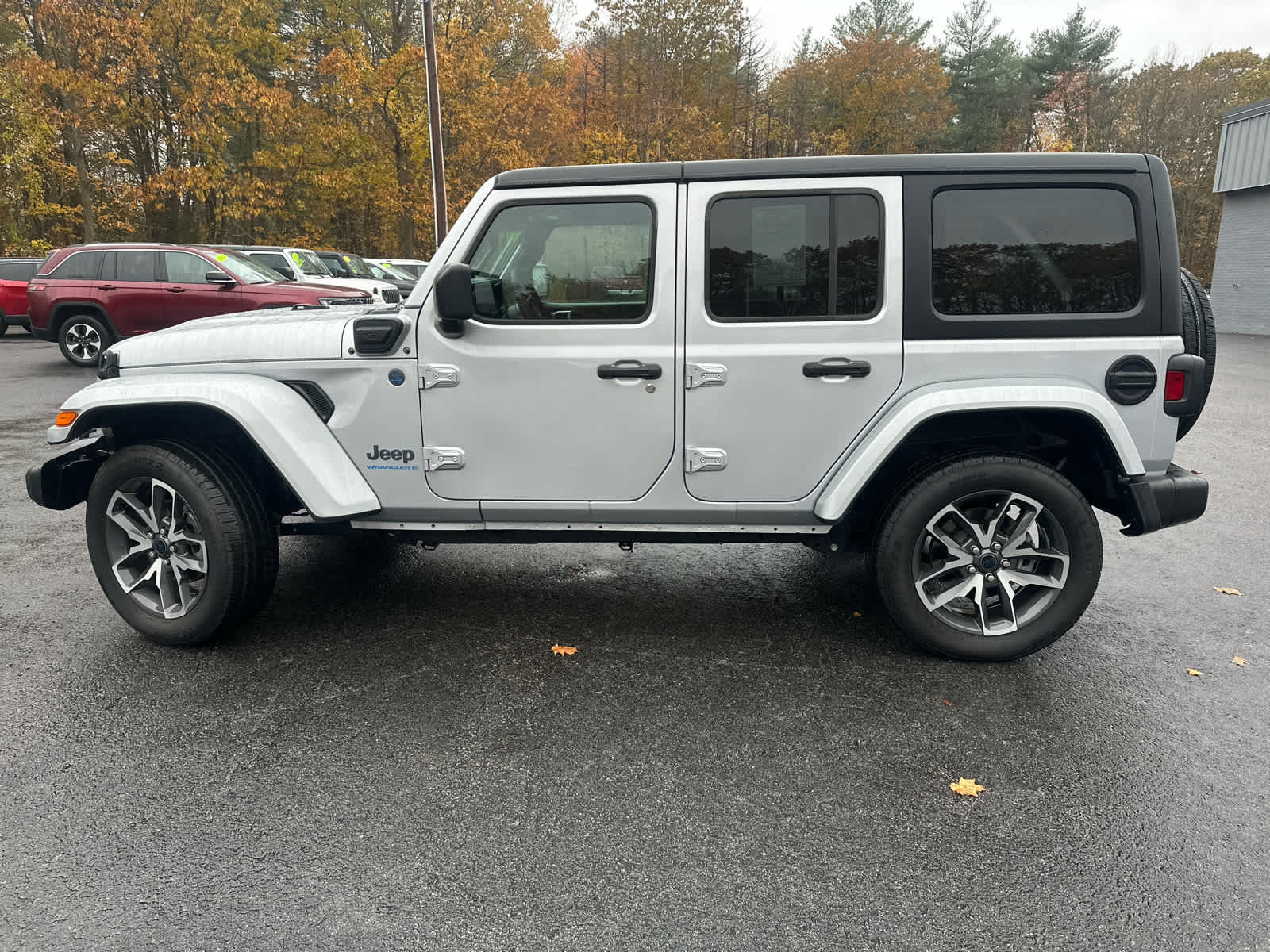 Used 2024 Jeep Wrangler Unlimited w/ Convenience Group AWD/4WD image 10