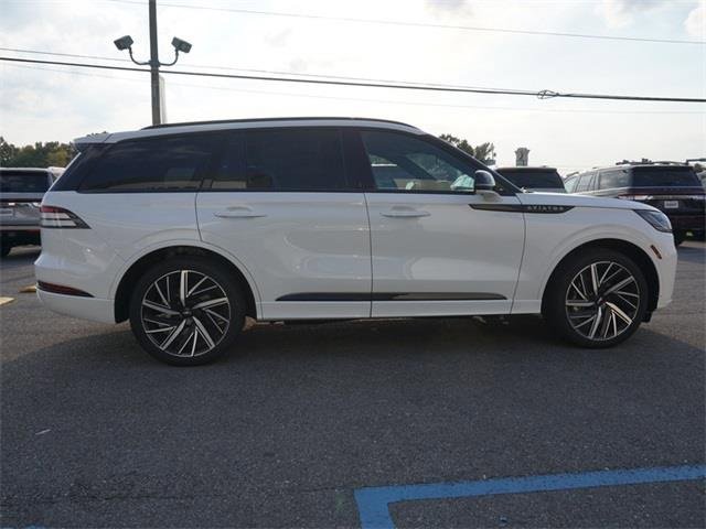New 2025 Lincoln Aviator Black Label w/ Jet Appearance Package image 3