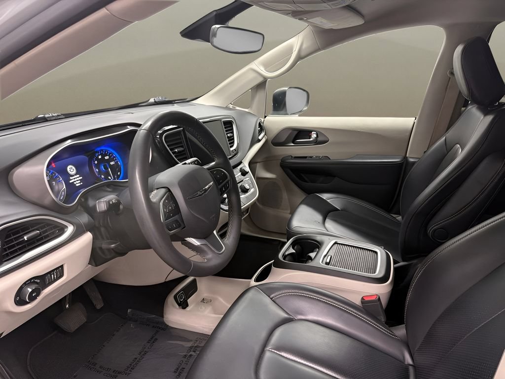 Used 2023 Chrysler Pacifica Touring-L FWD image 13