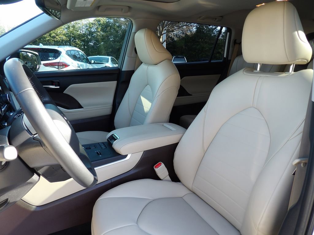 Used 2022 Toyota Highlander XLE image 10