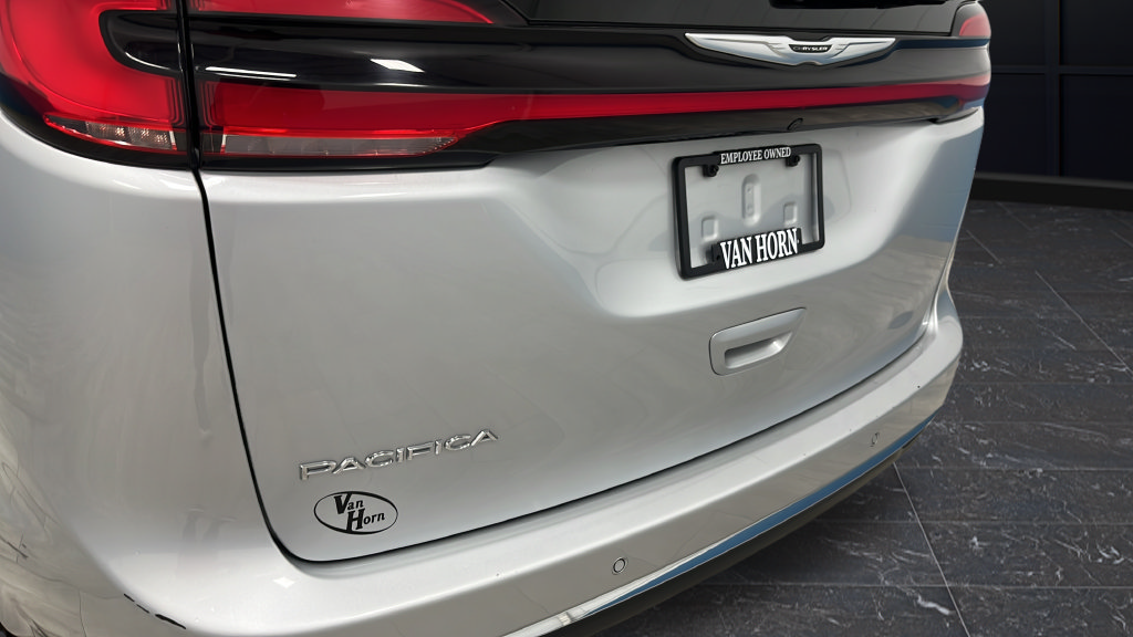 Used 2024 Chrysler Pacifica Touring-L FWD image 38