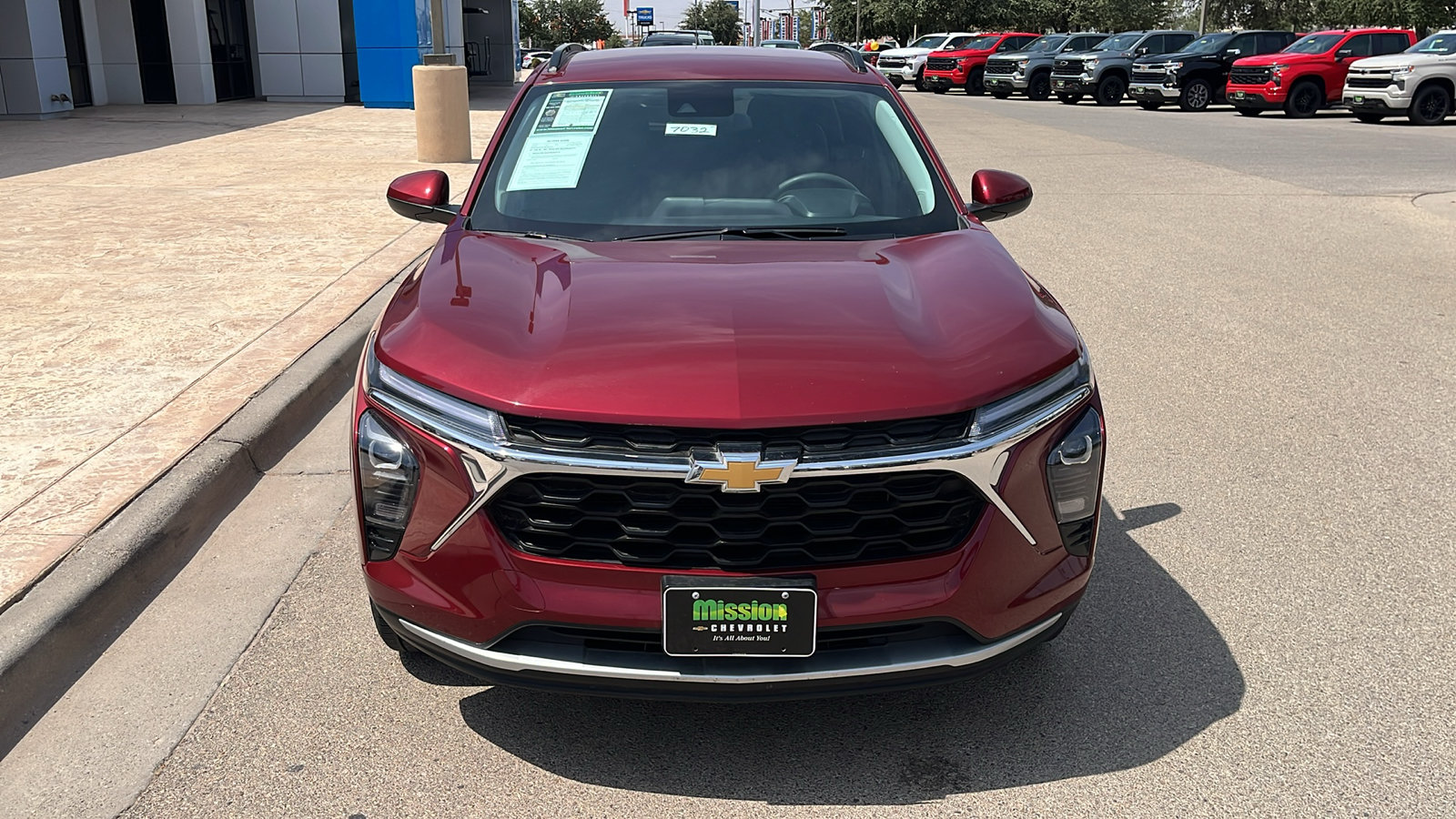 Used 2025 Chevrolet Trax LT FWD image 2