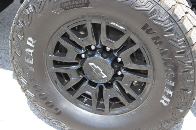 Used 2024 Chevrolet Silverado 2500 ZR2 w/ Technology Package image 30