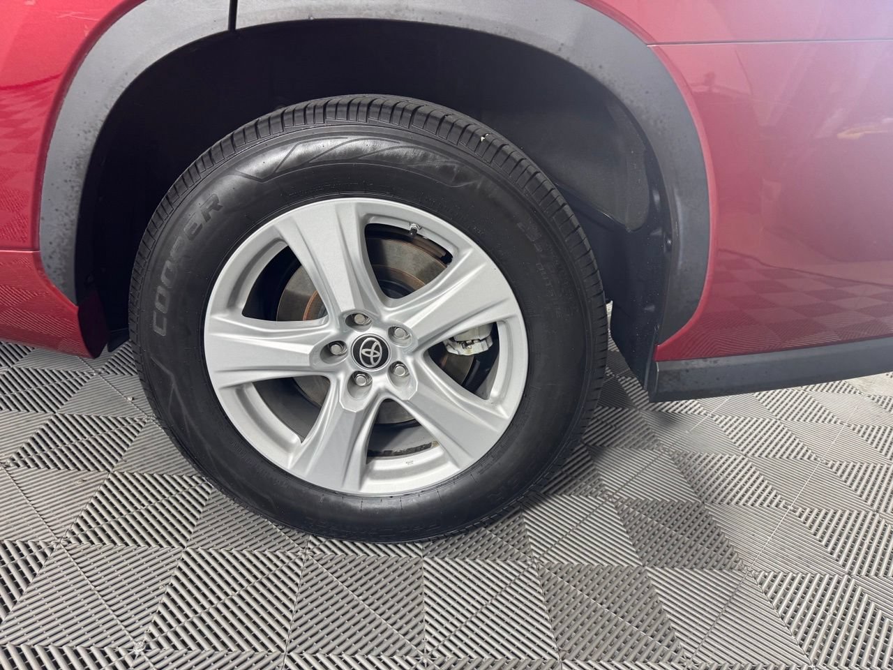 Used 2021 Toyota Highlander LE FWD image 31