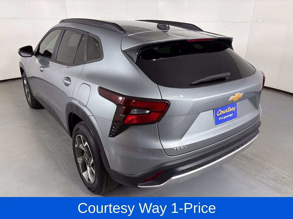 Used 2024 Chevrolet Trax LT FWD image 8