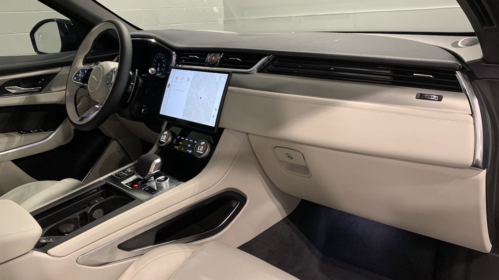 Used 2025 Jaguar F-PACE R-Dynamic S image 4