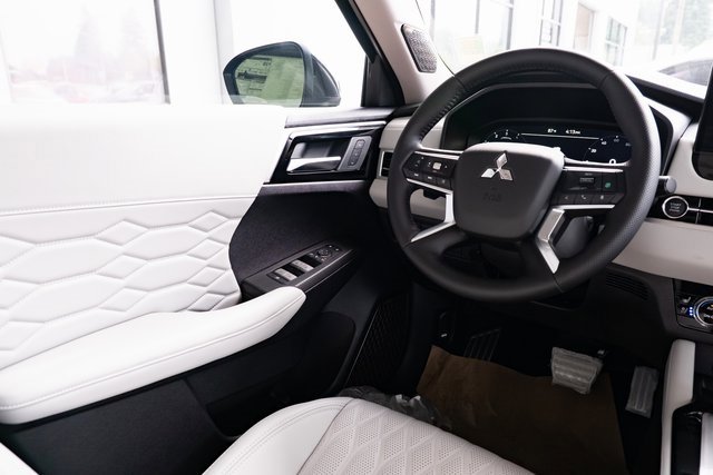 New 2025 Mitsubishi Outlander AWD image 12