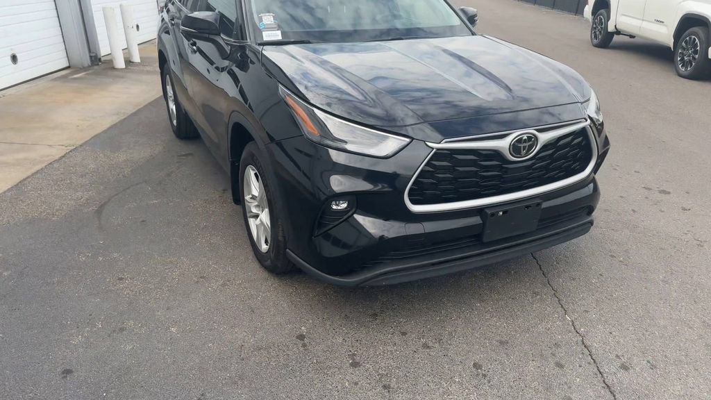 Used 2024 Toyota Highlander LE AWD/4WD image 4