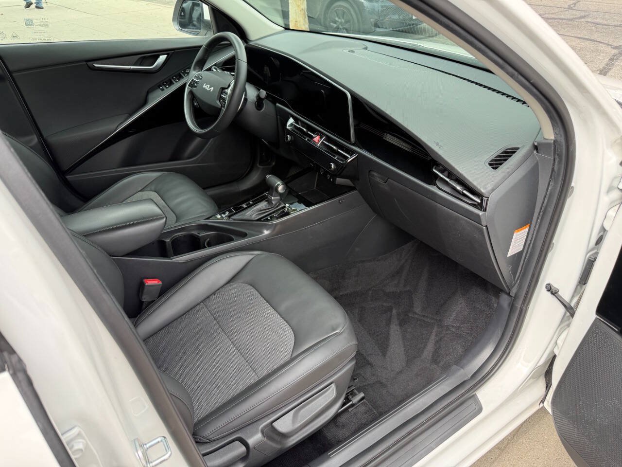 Used 2024 Kia Niro EX FWD image 25