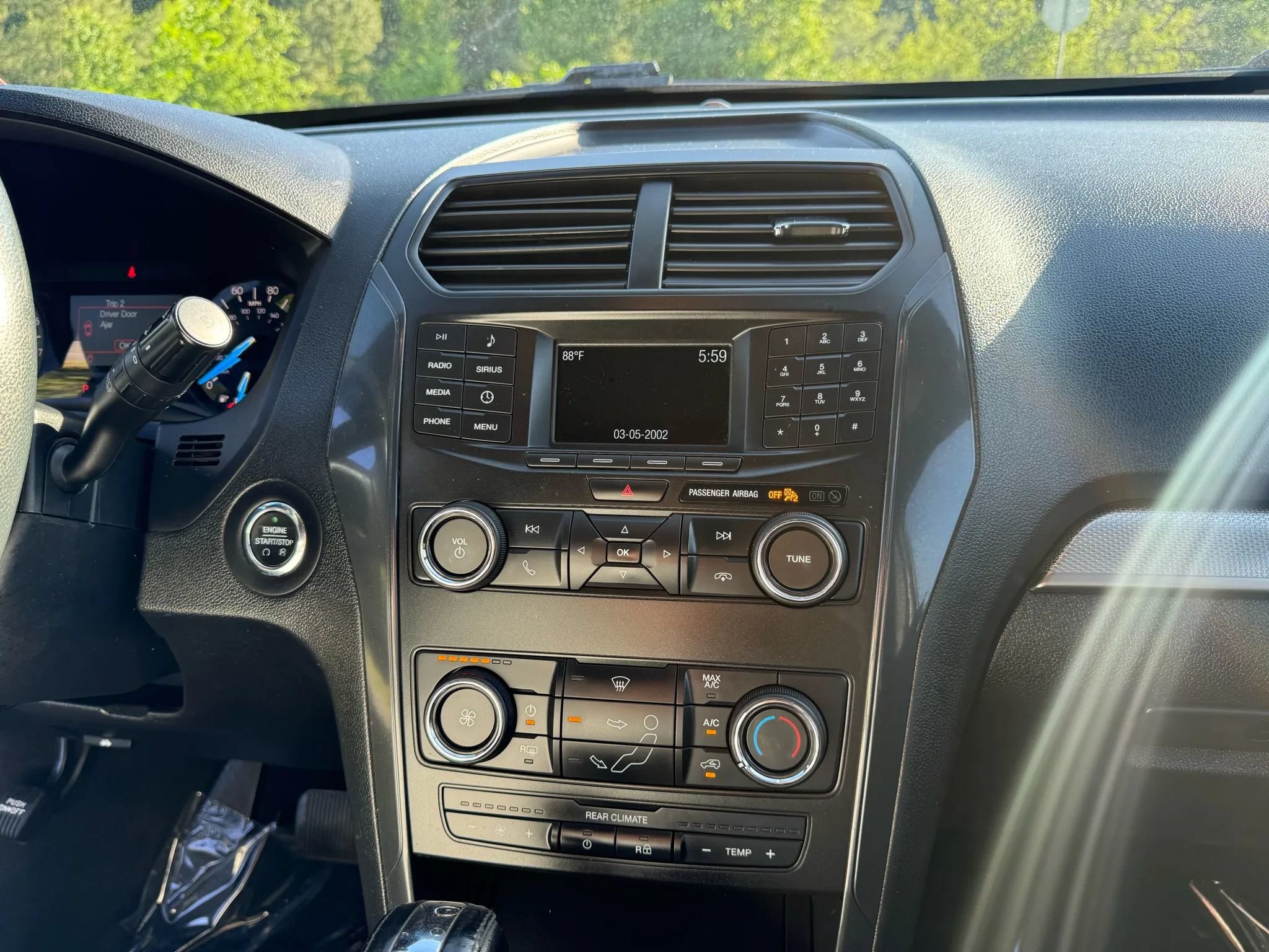 Used 2018 Ford Explorer XLT AWD/4WD image 18
