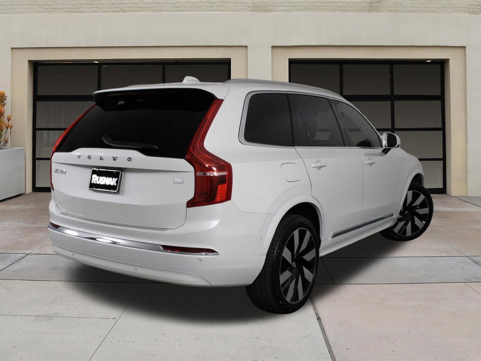 Certified 2024 Volvo XC90 T8 Plus AWD/4WD image 4