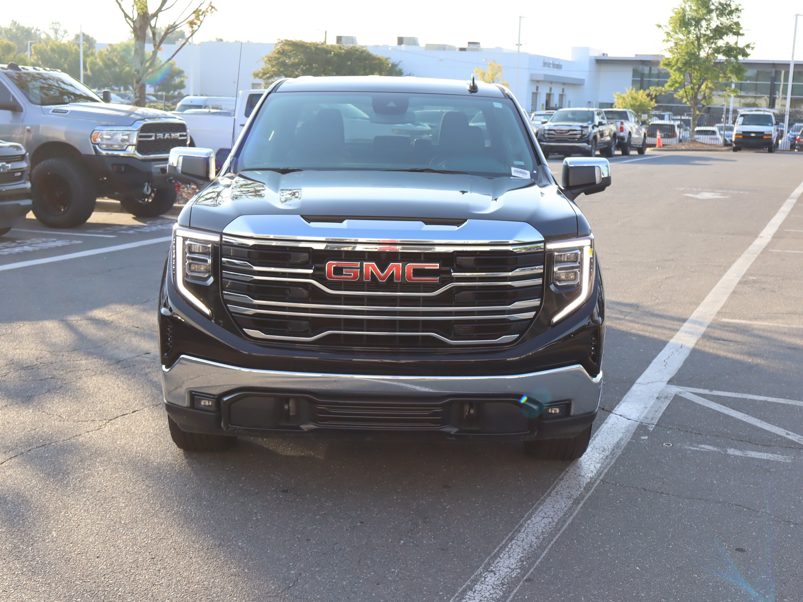 Used 2025 GMC Sierra 1500 SLT AWD/4WD image 3