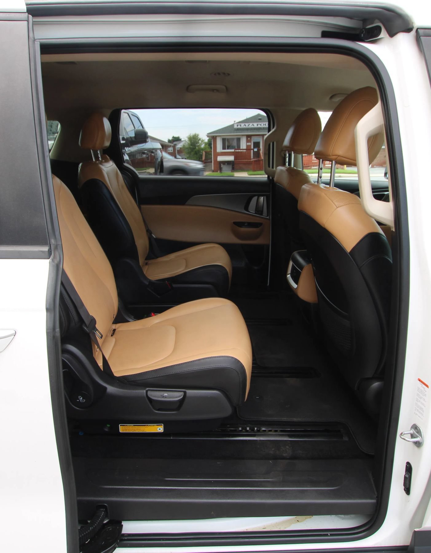 Used 2023 Kia Carnival LX FWD image 12