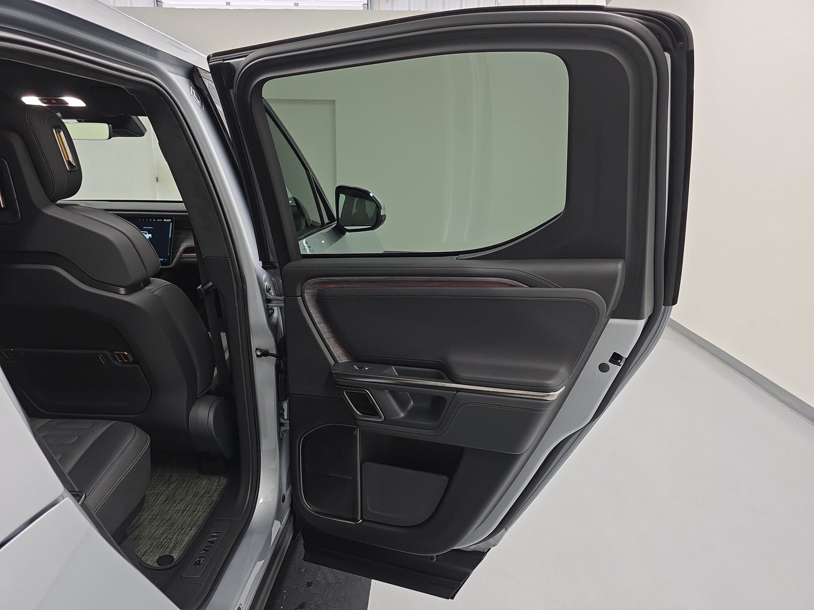 Used 2022 Rivian R1T Adventure AWD/4WD image 18
