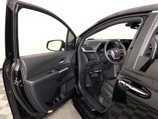 Used 2025 Toyota Sienna Platinum AWD/4WD image 30
