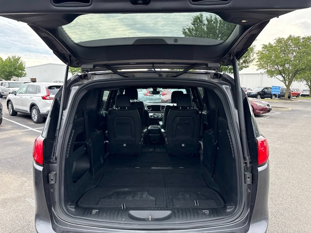 Used 2019 Chrysler Pacifica Touring-L Plus w/ S Appearance Package FWD image 9