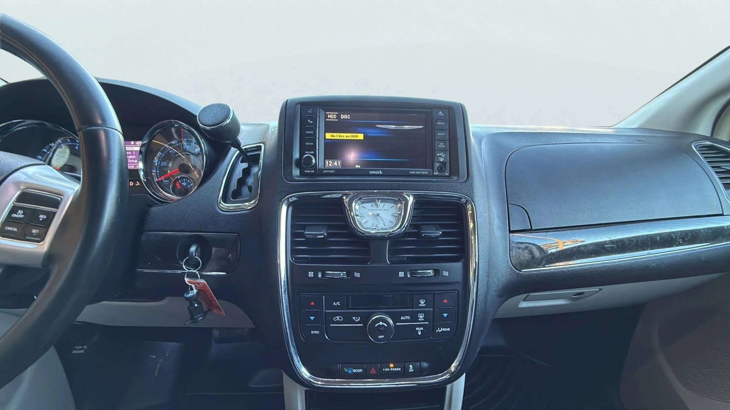 Used 2016 Chrysler Town & Country Touring image 11