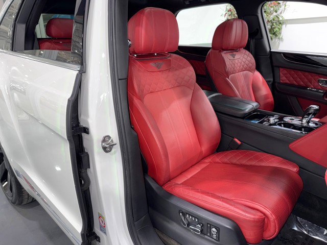 Used 2018 Bentley Bentayga image 61