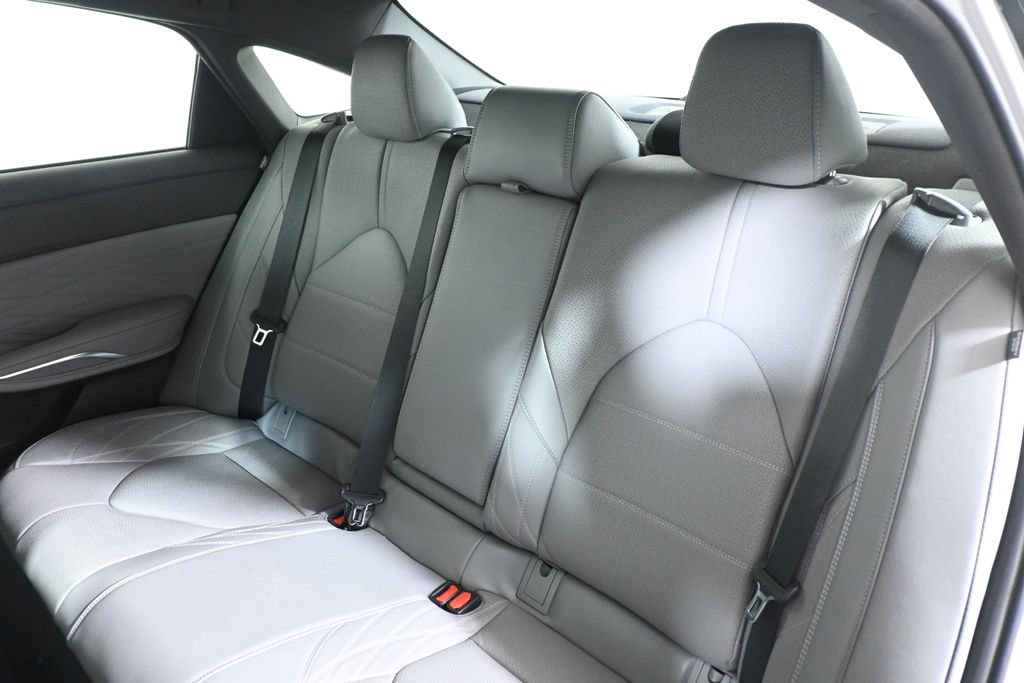 Used 2019 Toyota Avalon Limited FWD image 4
