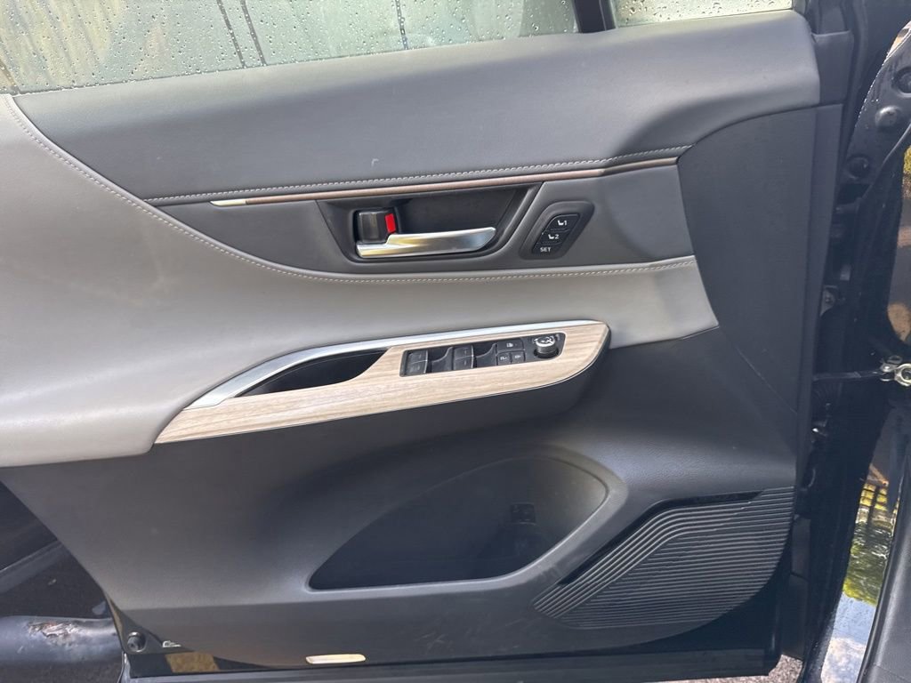 Used 2023 Toyota Venza XLE AWD/4WD image 9