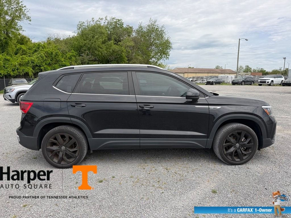 Used 2023 Volkswagen Taos SE w/ Panoramic Sunroof Package image 6
