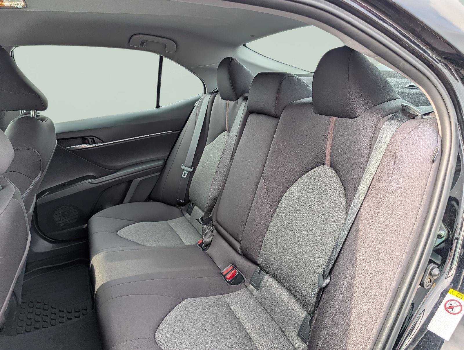 Used 2018 Toyota Camry LE FWD image 18