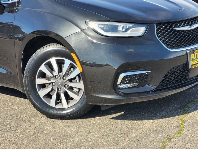 Used 2023 Chrysler Pacifica Touring-L image 9