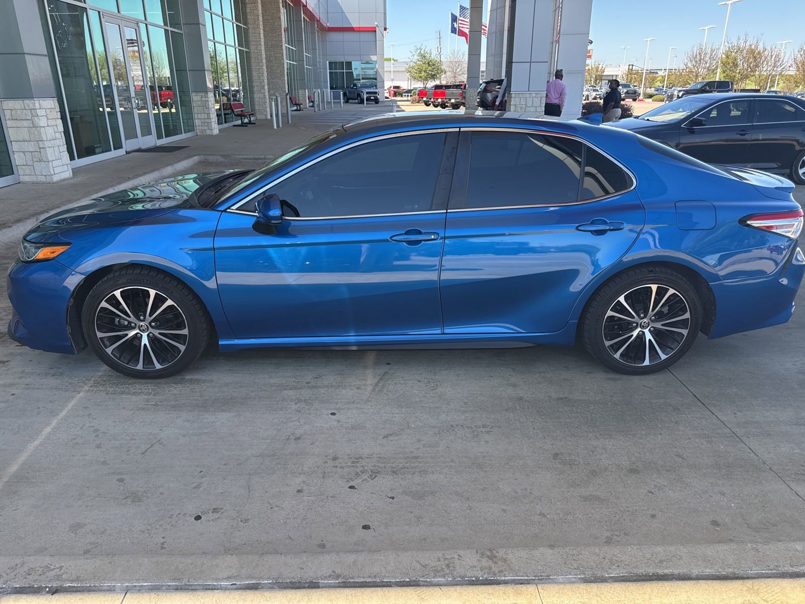 Used 2020 Toyota Camry SE image 3