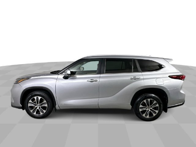 Used 2023 Toyota Highlander XLE AWD/4WD image 5