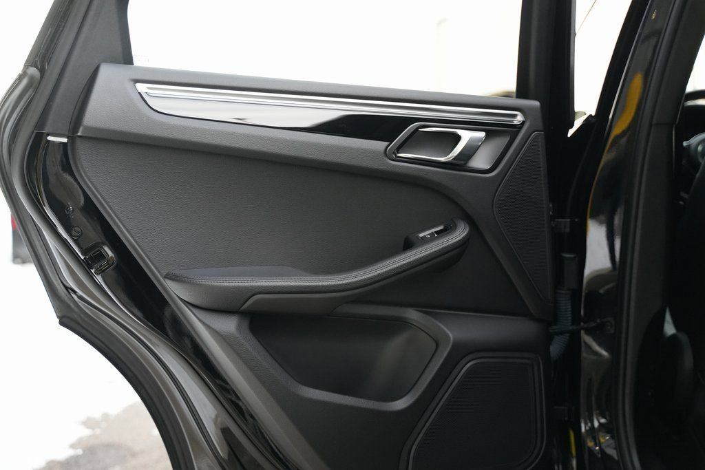 Used 2017 Porsche Macan w/ Driver Memory Package image 63