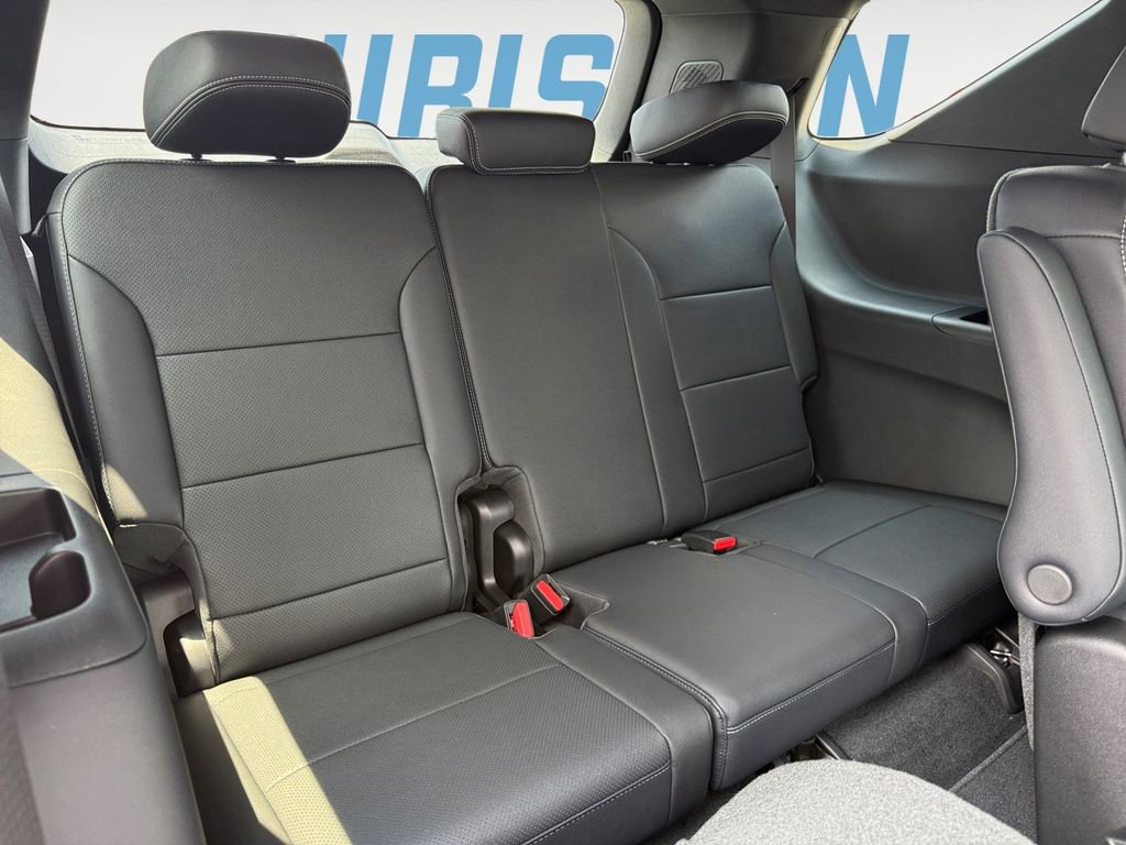 Used 2025 Chevrolet Traverse LT w/ Midnight/Sport Edition image 16