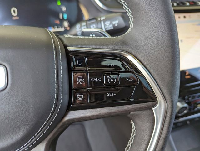 Used 2022 Jeep Grand Cherokee Overland w/ Luxury Tech Group IV AWD/4WD image 12