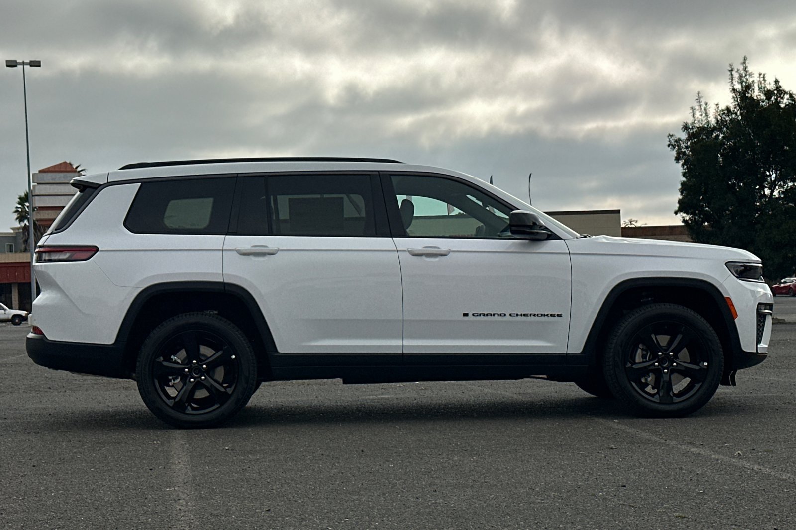 New 2026 Jeep Grand Cherokee L Limited w/ Limited Altitude Package AWD/4WD image 2