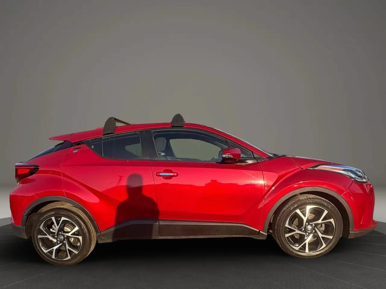 Used 2022 Toyota C-HR XLE FWD image 4