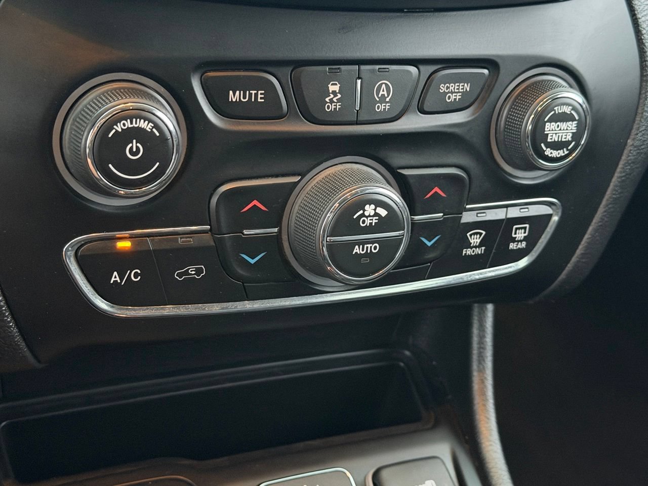 Used 2019 Jeep Cherokee Limited AWD/4WD image 25