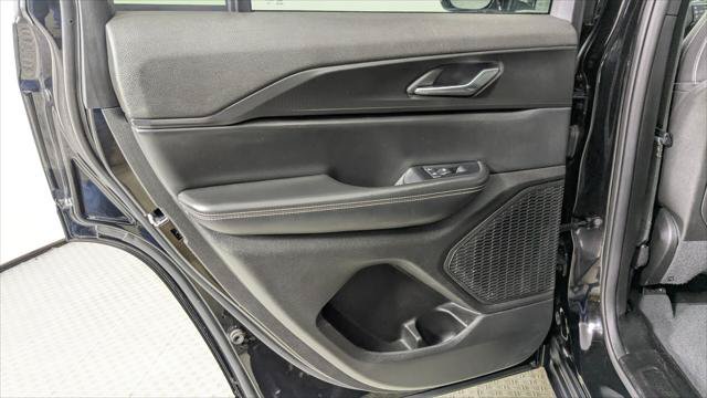 Used 2024 Jeep Grand Cherokee Altitude RWD image 16