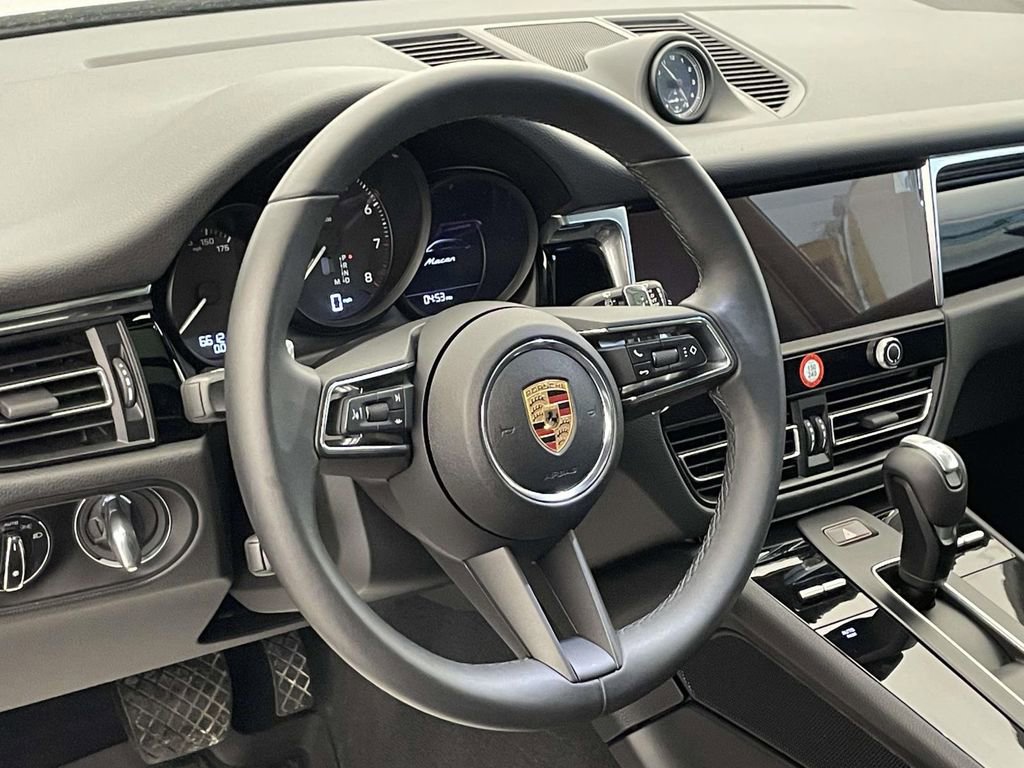 Certified 2025 Porsche Macan AWD/4WD image 4