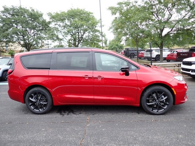 New 2026 Chrysler Pacifica Limited image 7
