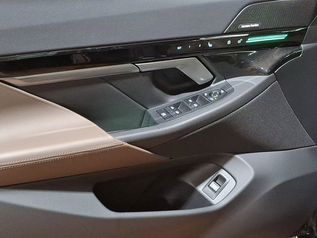 Used 2025 BMW 530i xDrive w/ M Sport Package image 9