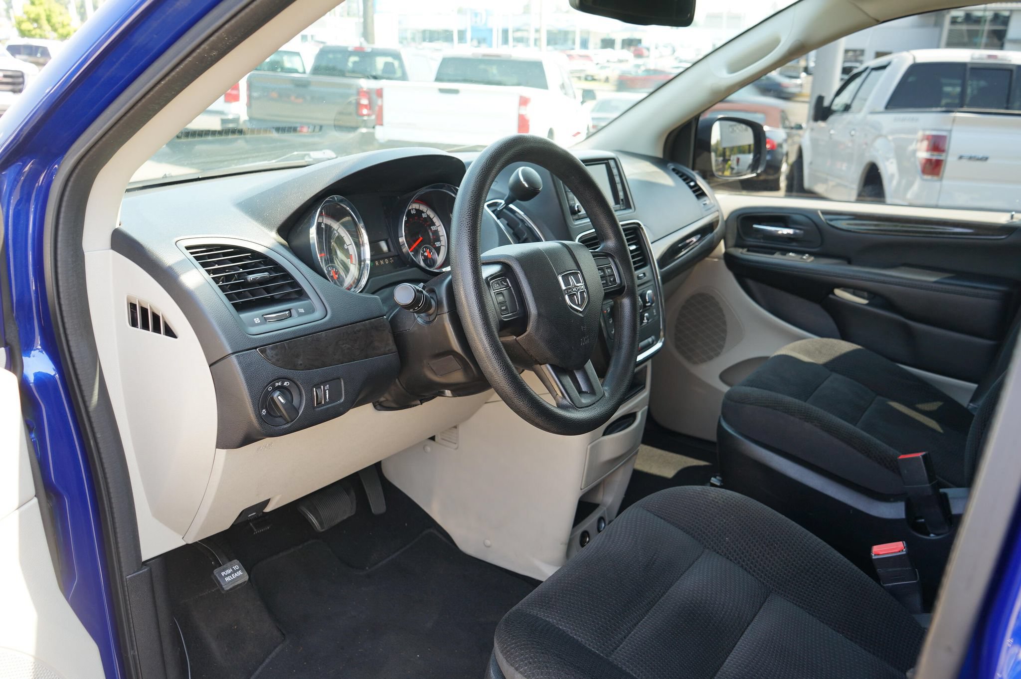 Used 2019 Dodge Grand Caravan SE w/ UConnect Hands-Free Group FWD image 12