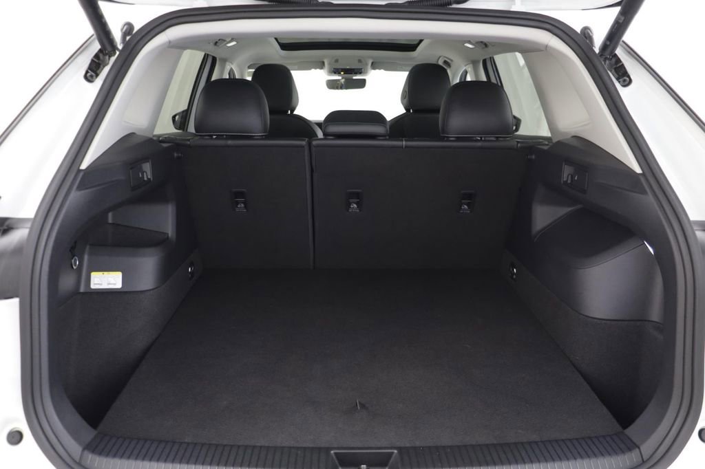 Used 2025 Volkswagen Tiguan SE w/ Panoramic Sunroof Package image 17