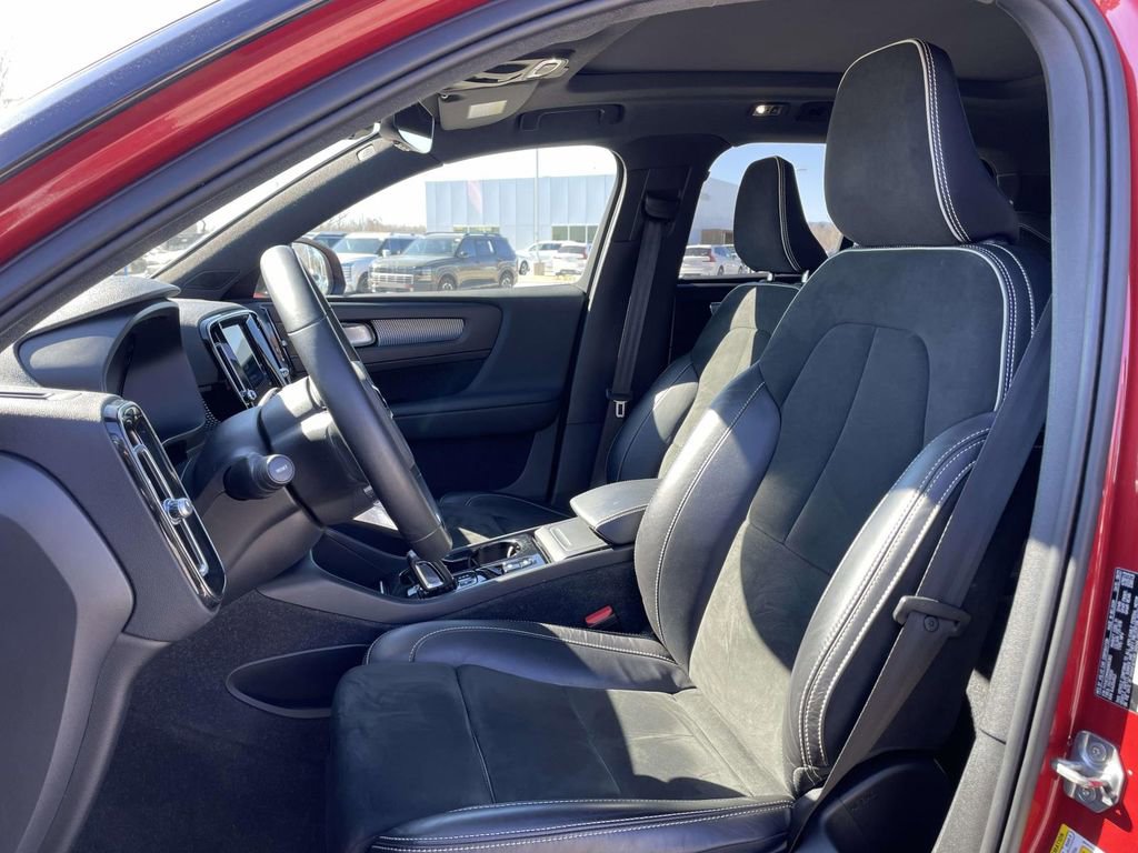 Used 2022 Volvo XC40 T4 R-Design w/ Advanced Package image 7