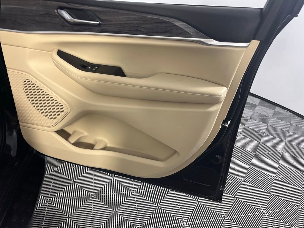 Used 2024 Jeep Grand Cherokee Limited w/ Luxury Tech Group II image 33