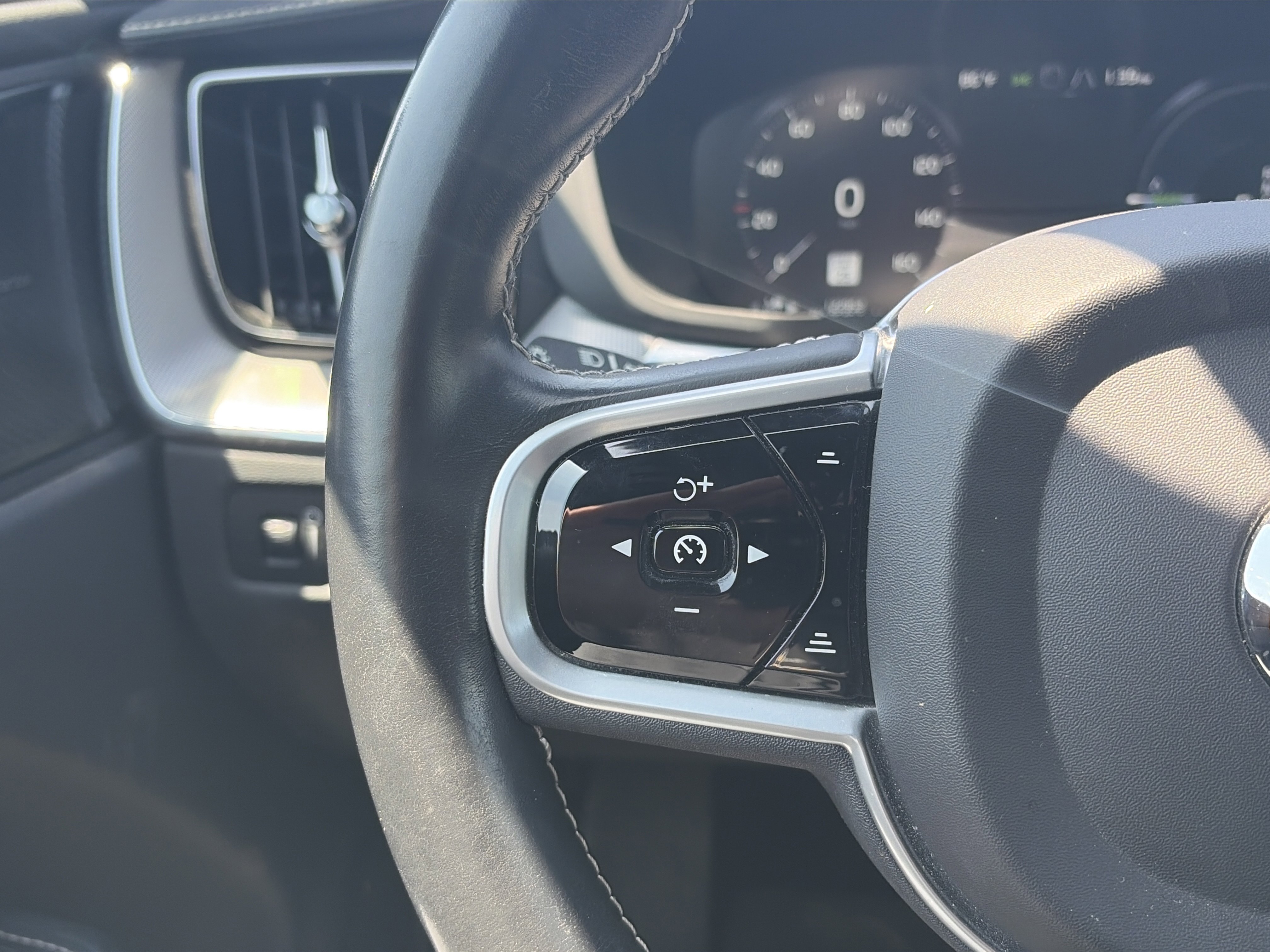 Used 2021 Volvo XC60 T8 R-Design w/ Protection Package Premier AWD/4WD image 25