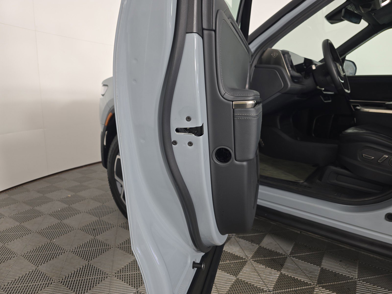 Used 2024 Rivian R1T Adventure AWD/4WD image 30